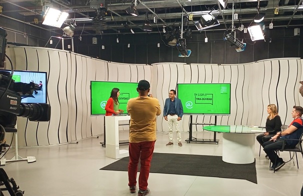 O secretário Igor de Alvarenga participou do momento tira dúvidas, ao vivo, do programa Se Liga na Educação. Foto: Émile Patrício